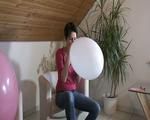 Kitty and the white balloon