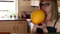 Balloon under pressure (scared Marie)