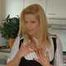 Gepiercte Blondine Nina posiert in einem engen Büro-Outfit und Strümpfen am Küchentresen