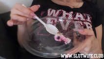 [Blasen und Würgen] Kuchen mit Ficksahne: Carla Sky bläst einen Schwanz und isst Kuchen mit Sperma