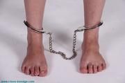 Hinged handcuffs