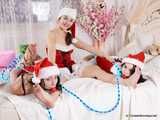 Lucky, Nelly, Xenia - Santa's kleine Helfer binden sich gegenseitig auf ein Bett (BTS)