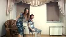 [From archive] Olivia & Niki - Trash bag fashion leads to wrapped on the chairs (video)