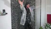Miss Amira in einem Plastik Sauna Anzug aht etwas Spaß unter der Dusche