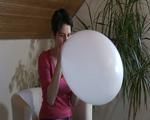 Kitty and the white balloon