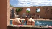 Nackte Girls spielen am Pool 3