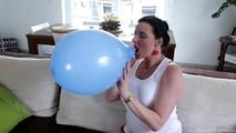 Zwei Blow2Pop - roter und blauer Ballon