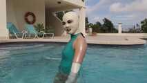 Asianrubberdoll in pool