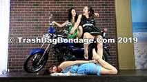 Lucky, Nelly, Xenia - Trio posieren auf dem Motorrad, ein Mädchen ist total fertig (video)