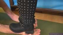 Daliah's boots vs hands