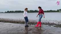 Walk in #rubberboots How the #wellies fine splash in the mud