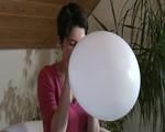 Kitty and the white balloon