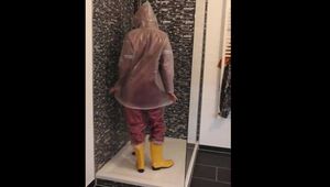 Miss Francine in AGU Regenjacken und transparentem Regenanzug in der Dusche