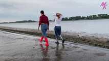 Walk in #rubberboots How the #wellies fine splash in the mud