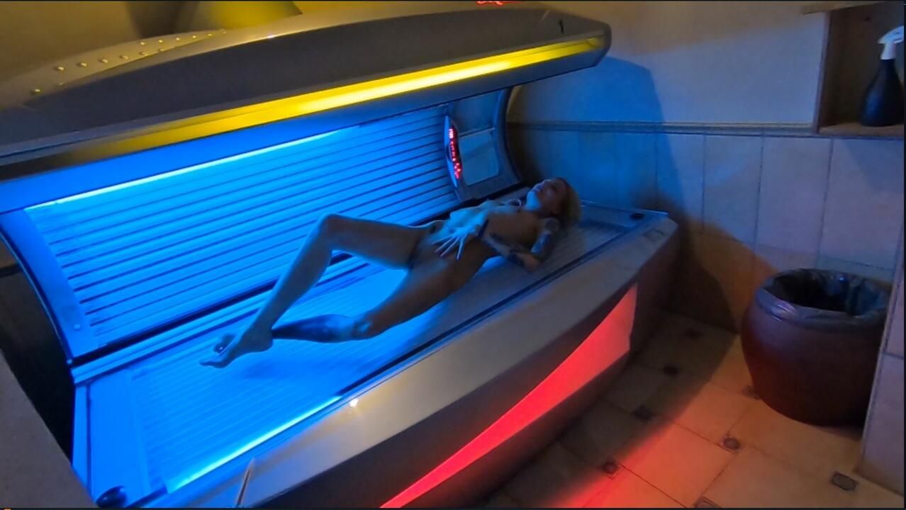 Horny Bitch fucked without a Condom in the Solarium