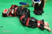 Masha More und Malika - in Müllbeutel mit rotem Klebeband verpackt wie Silvester präsentiert 02