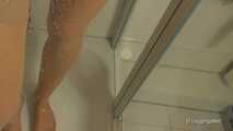 Mit Nylons in der Dusche
