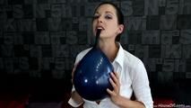 Jeanette pustet ihren Belbal Ballon auf und zerbeißt ihn