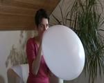 Kitty and the white balloon