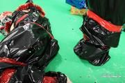 Masha More und Malika - in Müllbeutel mit rotem Klebeband verpackt wie Silvester präsentiert 02