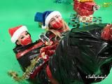 Masha More und Malika - in Müllbeutel mit rotem Klebeband verpackt wie Silvester präsentiert 03