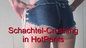 Schachtel-Crushing in HotPants