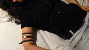Embarrassing time for Rania with sweet upper arm jewelry 