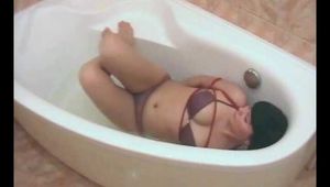 Rozanka - Süßes Küken erlebt Bondage in der Badewanne (video)
