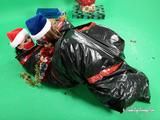 Masha More und Malika - in Müllbeutel mit rotem Klebeband verpackt wie Silvester präsentiert 03