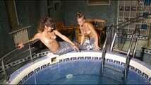 Dana & Jenya - zwei Meerjungfrauen im Pool (video 2)