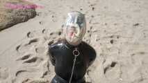 Xiaomeng Latex Breathplay at the Beach