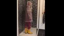 Miss Francine in AGU Regenjacken und transparentem Regenanzug in der Dusche