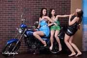 Lucky, Nelly, Xenia - Trio posiert auf dem Motorrad