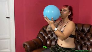 Blow2pop a blue and a green U14 balloon