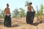 Dana und La Pulya - Bag Racing nur in Müllsäcken