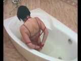 Rozanka - Sweet chick experiences bondage in the bathtub (video)