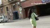 016206 Eve Pees In A Barcelona Street