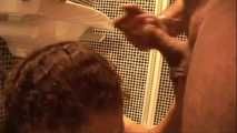 Dicktittige Peggy gibt Blowjob auf Toilette. Big titted Peggy gives a blowjob in the man´s rest room.