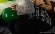 005 Steffi and bubble wrap