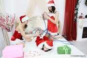 Lucky, Nelly, Xenia - Santa's kleine Helfer binden sich gegenseitig auf ein Bett (BTS)