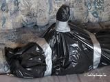 Veronika - eingefangen, hogtied und in Müllsack verpackt 02