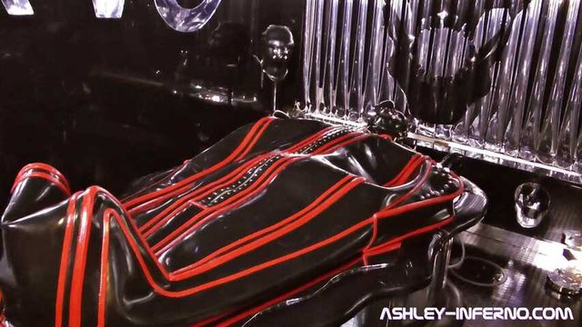 Lady Ashley - Der Gummi Sarkophag