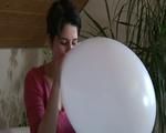 Kitty and the white balloon