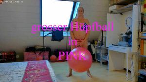 grosser hüpfball in pink